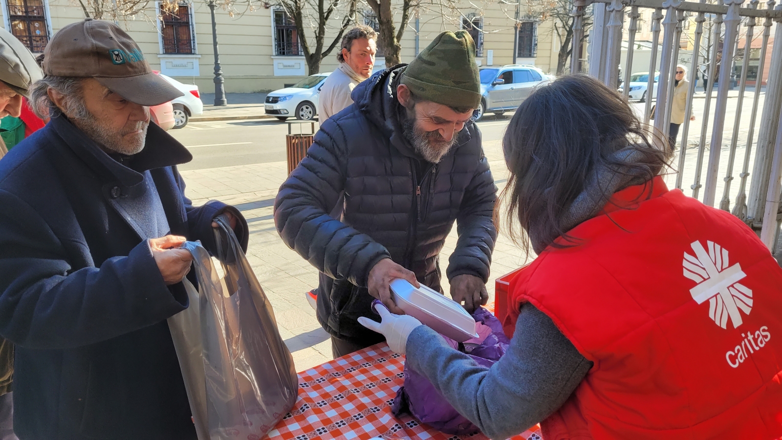 We distributed 1200 hot meals on streets of Oradea