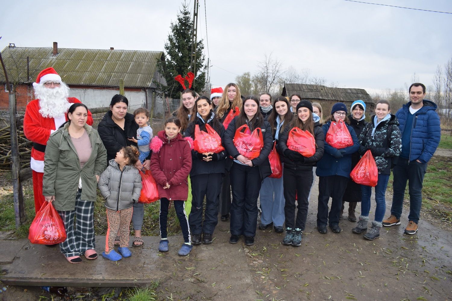 Szívmelengető újratalálkozás: Jersey-i önkéntesek ismét a váradi Caritasnál